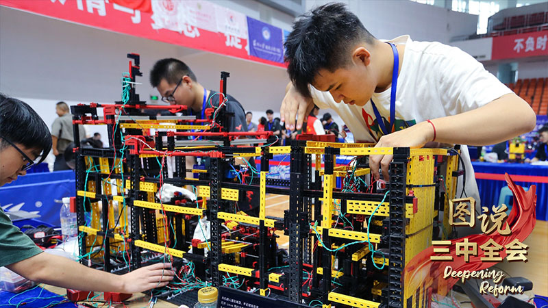 College students debug a robot during a robot contest in Lianyungang, east China's Jiangsu Province, July 13, 2024. /CFP