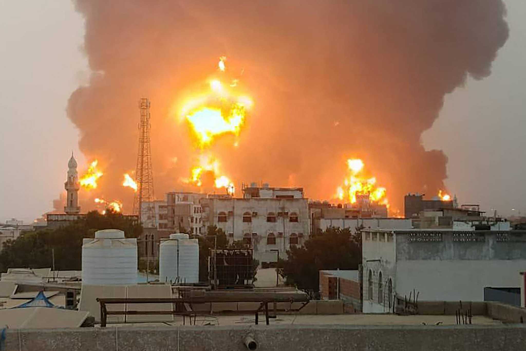 A huge column of fire erupting following reported strikes in the Yemeni rebel-held port city of Hodeida, July 20, 2024. /CFP
