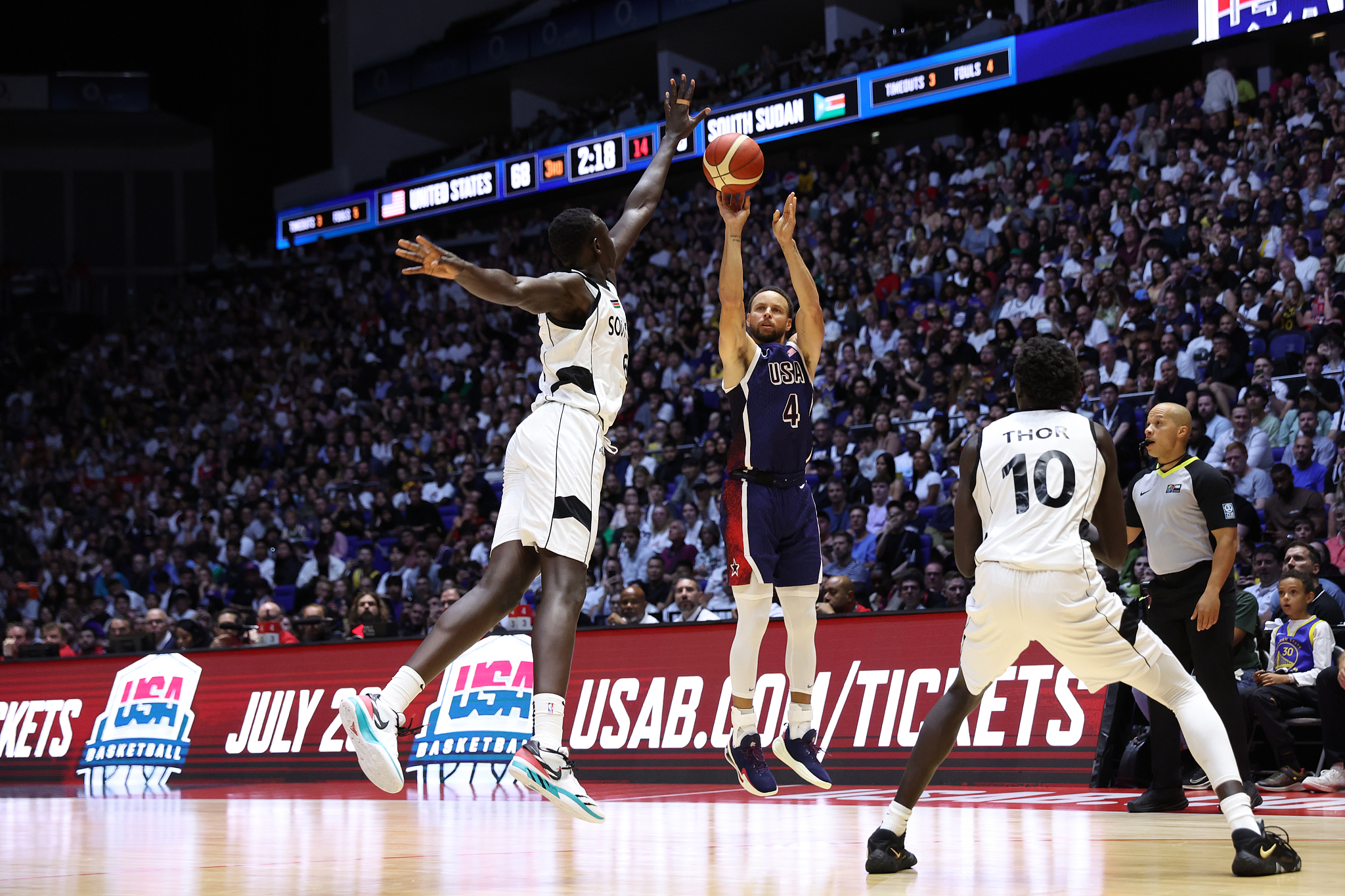 Stephen Curry (#4) of the USA shoots in an exhibition game against South Sudan in London, United Kingdom, July 20, 2024. /CFP