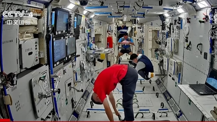 Shenzhou-18 crew members work out. /CMG