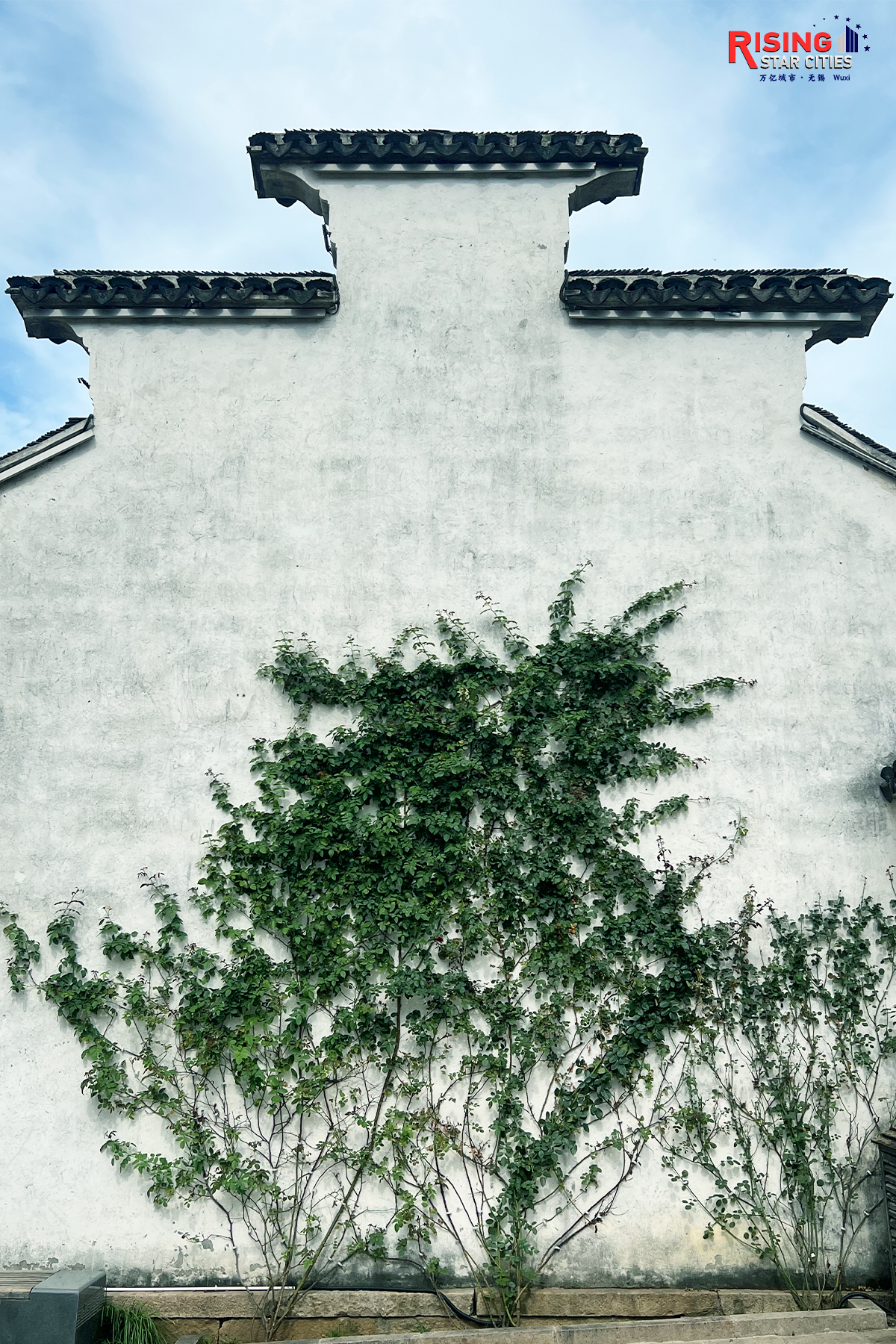 A photo taken on July 20, 2024 shows a preserved roof in Huishan Ancient Town in Wuxi, Jiangsu Province. The white walls and dark gray tiles are famous for their typical Chinese Hui style. This layered roof design is called 