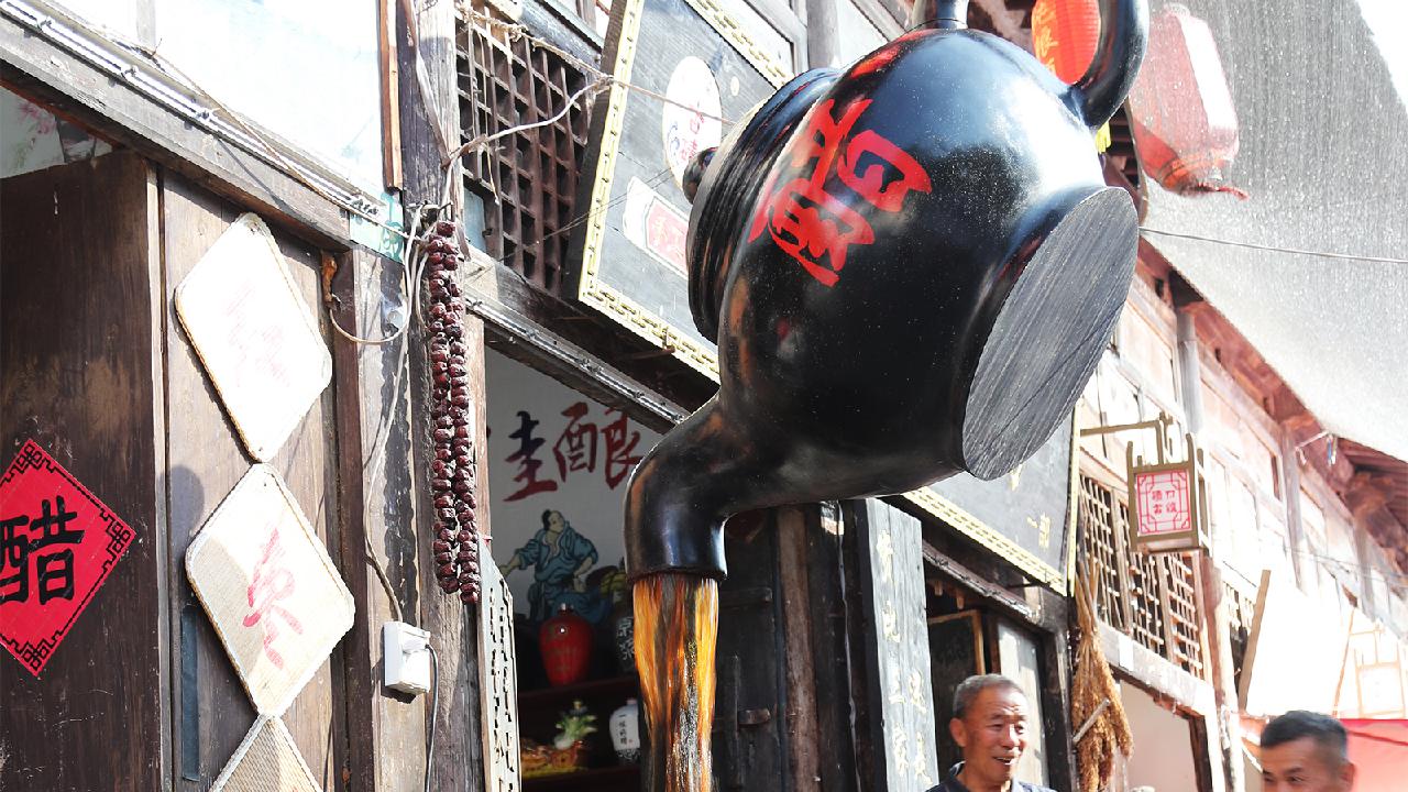 Unique vinegar teapot at Qikou Ancient Town