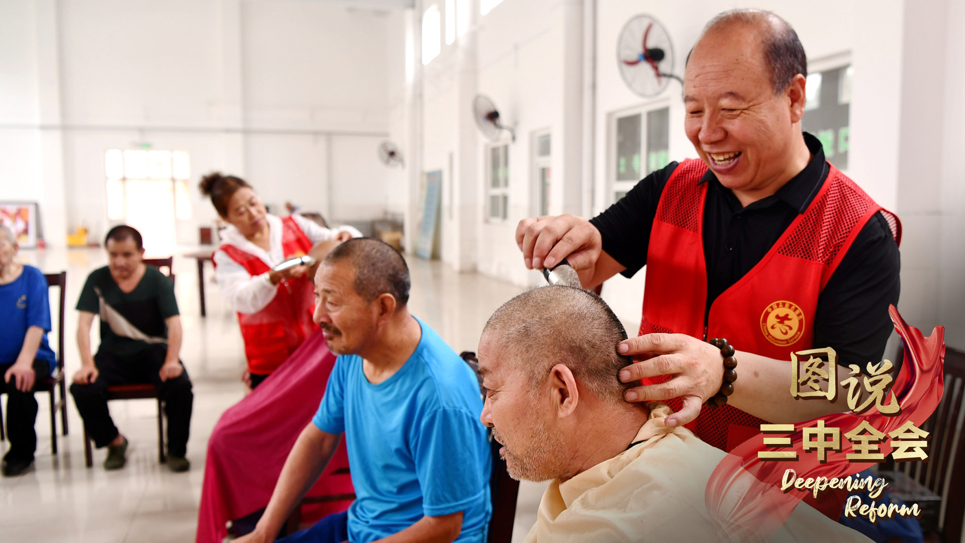 Volunteers cut hair for the elderly in Luancheng District of Shijiazhuang, north China's Hebei Province, July 14, 2024. /CFP