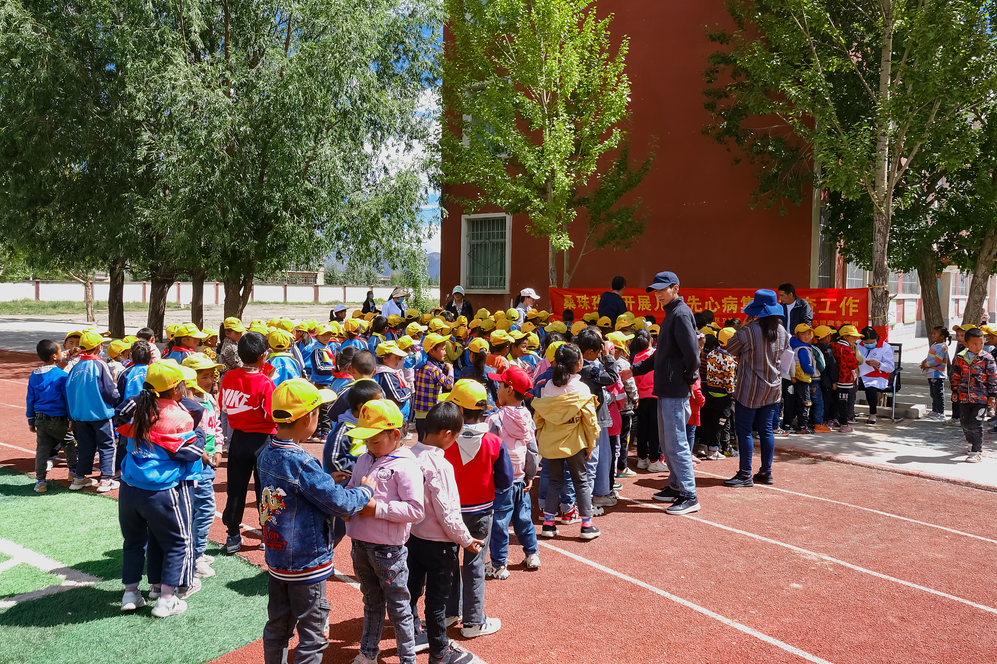 Doctors from other provinces in China carry out congenital heart disease screening for local kindergarten and elementary school students, Shigatse, Xizang, September 3, 2020. /CFP