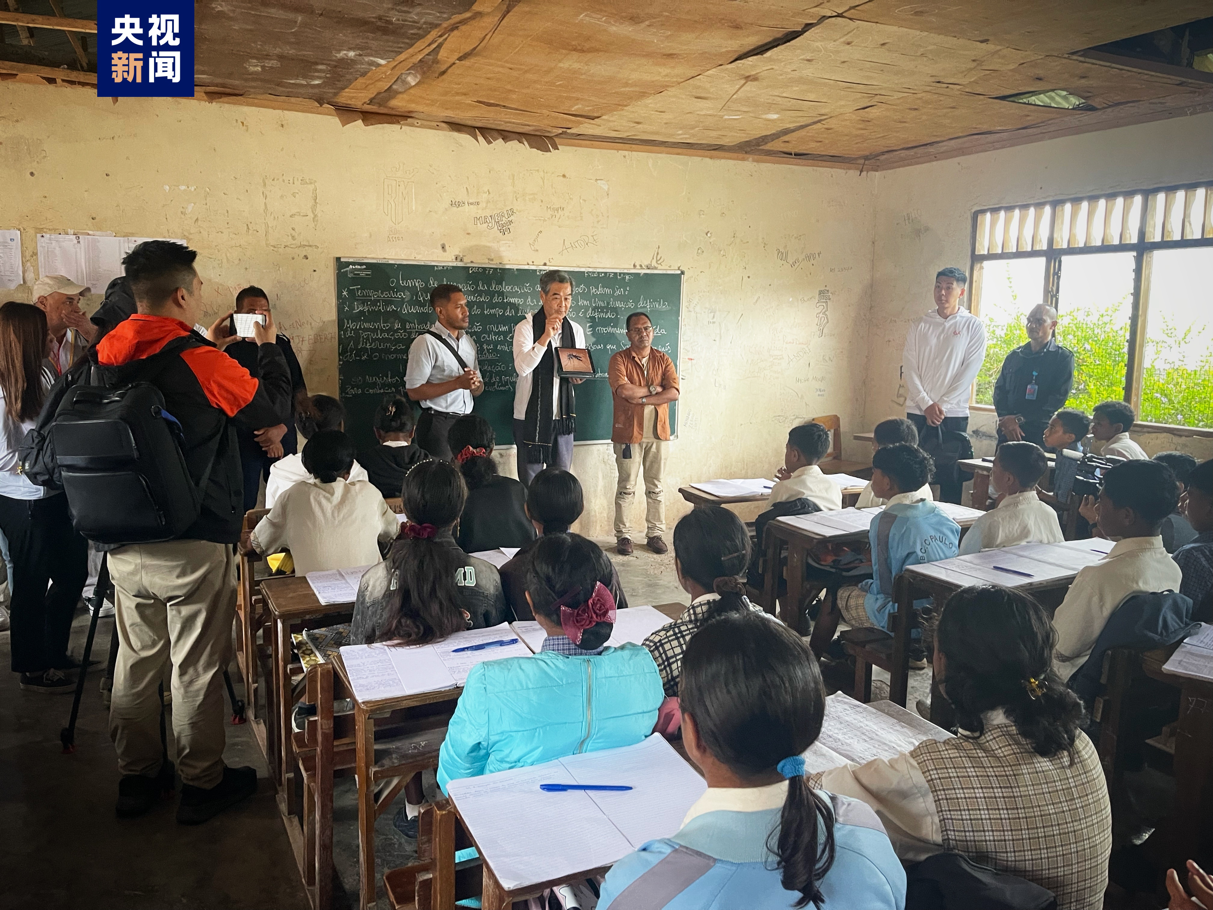 Leung Chun-ying introduces dengue fever prevention and control maesures at a school in the Maubisse mountains of Timor-Leste. /CMG