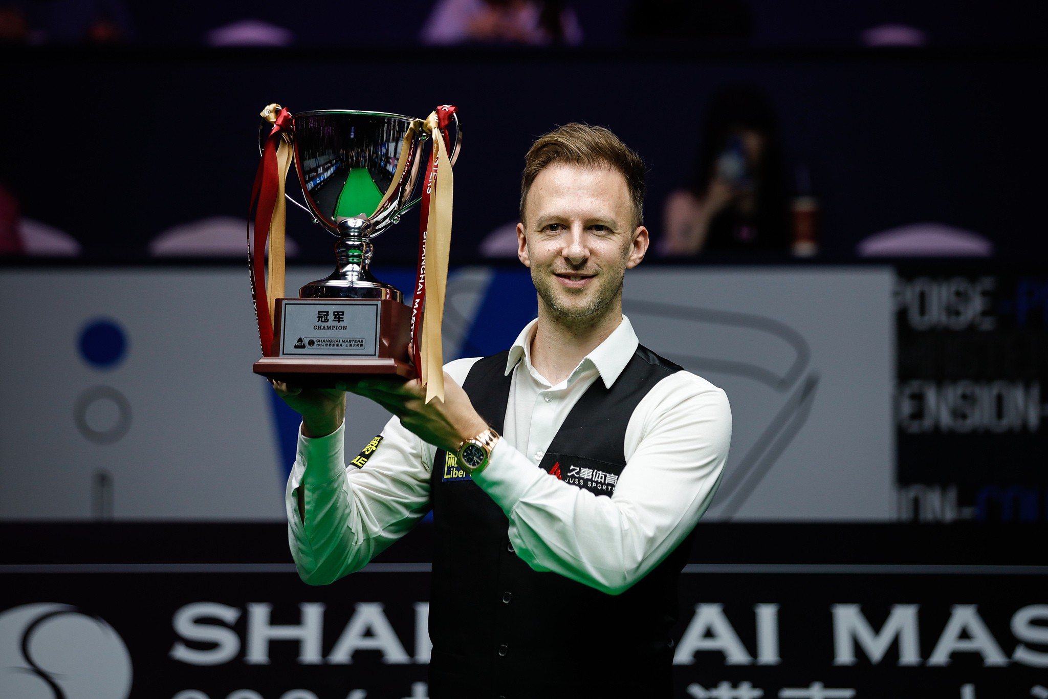 Judd Trump celebrates after winning the Shanghai Masters title in east China's Shanghai Municipality, July 21, 2024. /CFP