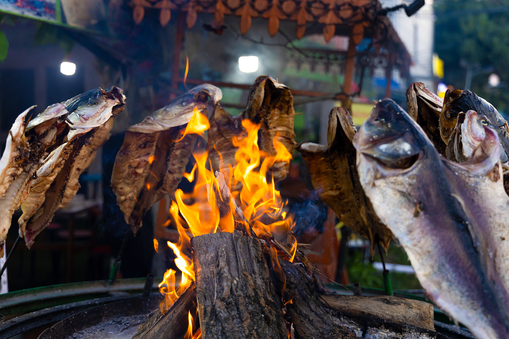 A photo taken on July 18, 2024 shows local delicacies being prepared at the Nalati scenic area in Yili Kazakh Autonomous Prefecture, northwest China's Xinjiang Uyghur Autonomous Region. /CFP