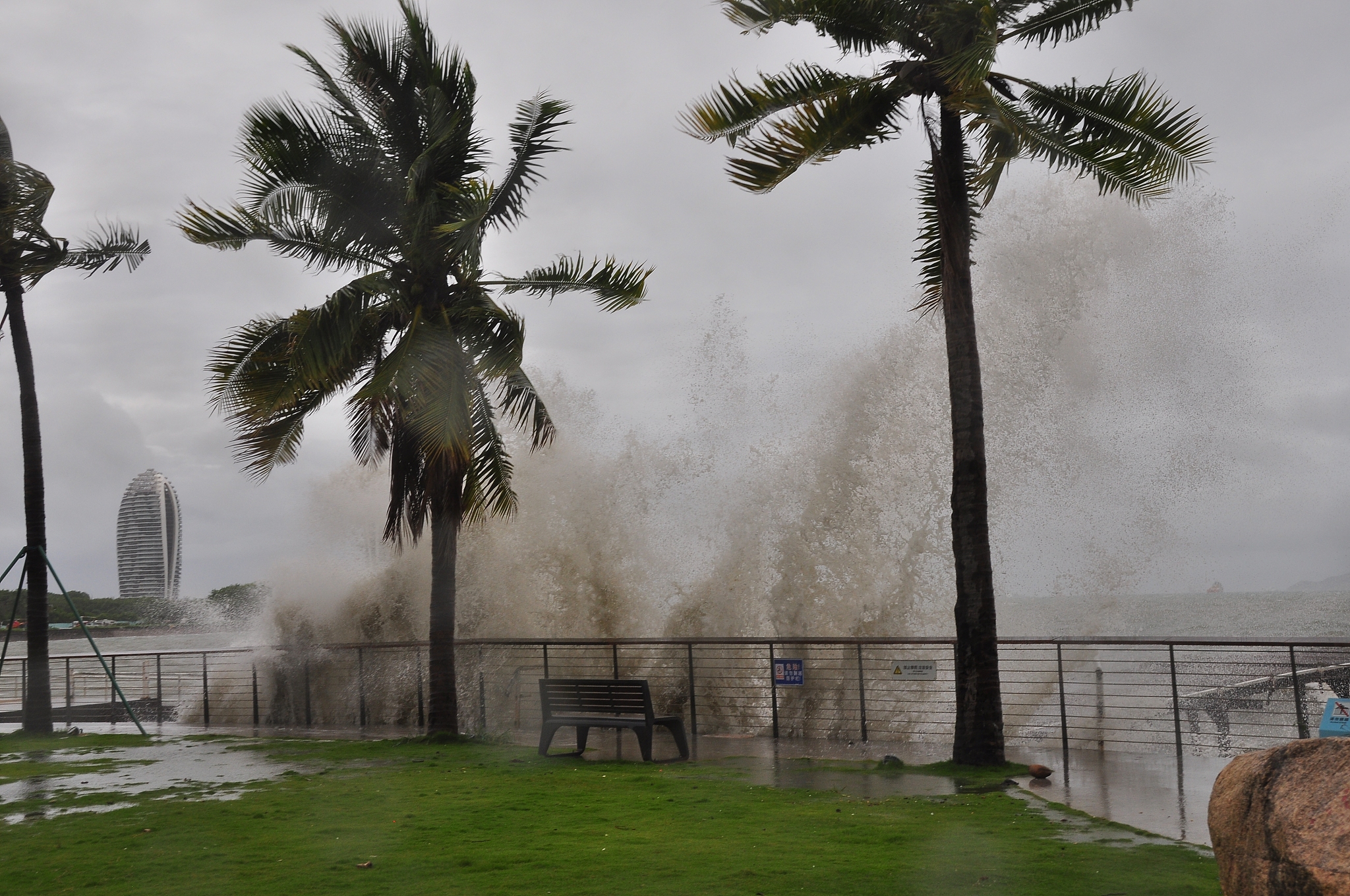 Huge waves break on the shore in Sanya Bay, Sanya, south China's Hainan Province, July 22, 2024. /CFP
