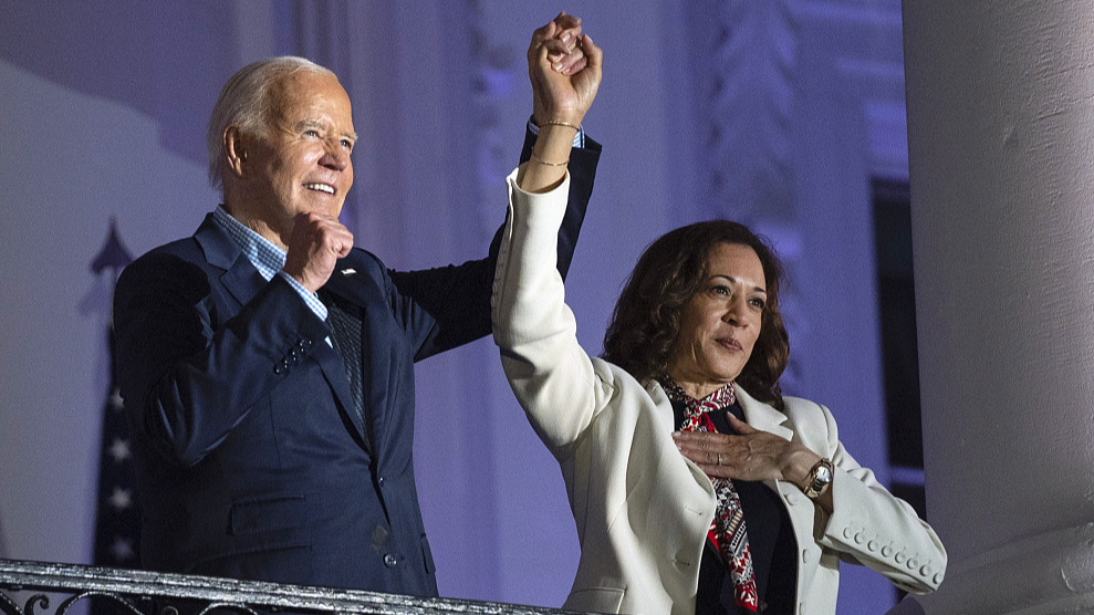 U.S. President Joe Biden raises the hand of Vice President Kamala Harris after viewing the Independence Day fireworks display over the National Mall from the balcony of the White House, Washington, D.C., U.S., July 4, 2024. /CFP