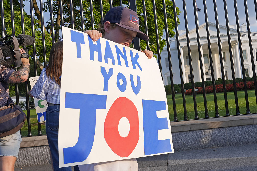 Hugh Kieve, 10, of Washington, holds a sign outside the White House as he and his family come out to show support for President Joe Biden, Washington, D.C., U.S, July 21, 2024. /CFP