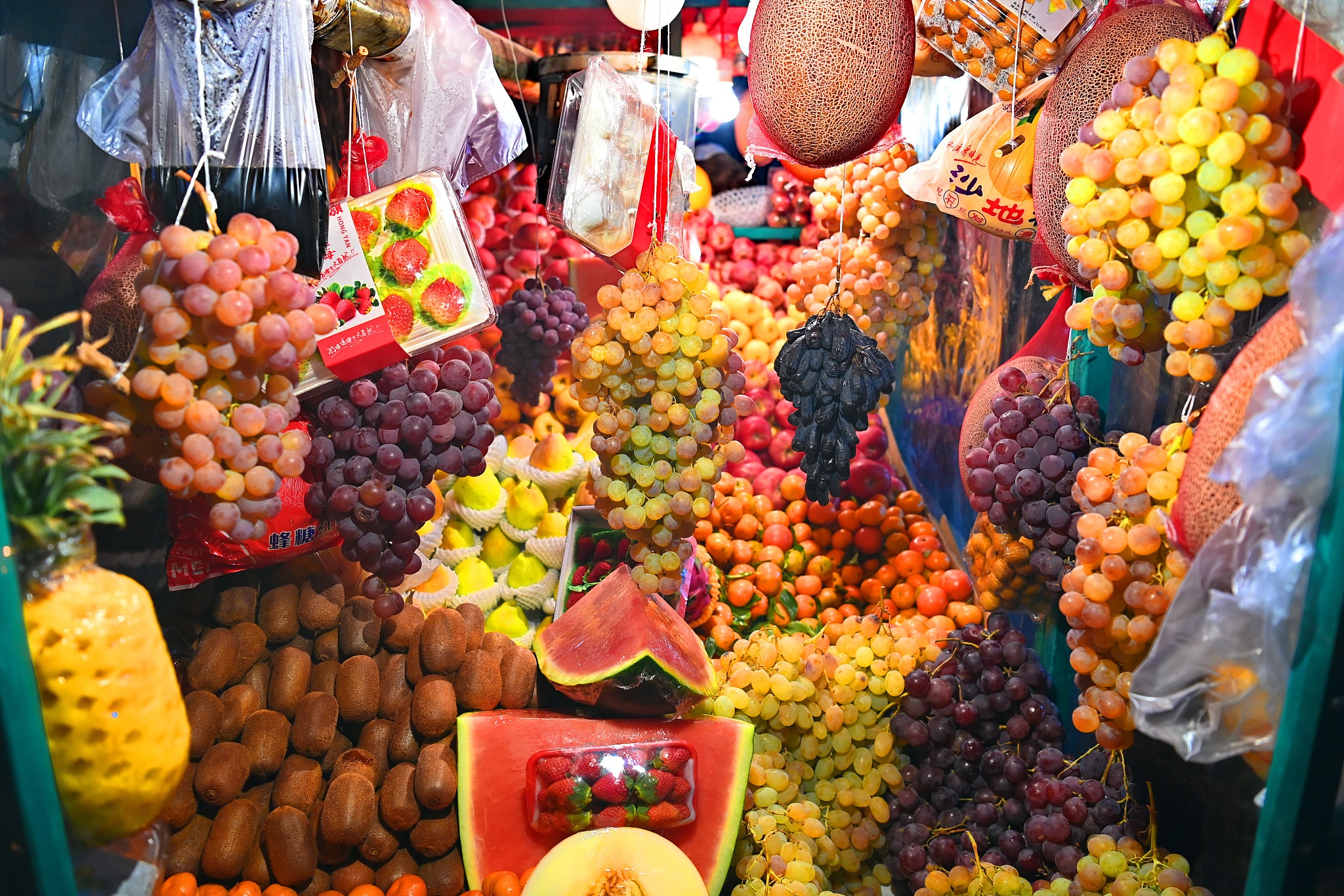 A file photo shows a fruit store in Ili, northwest China's Xinjiang Uygur Autonomous Region. /CFP