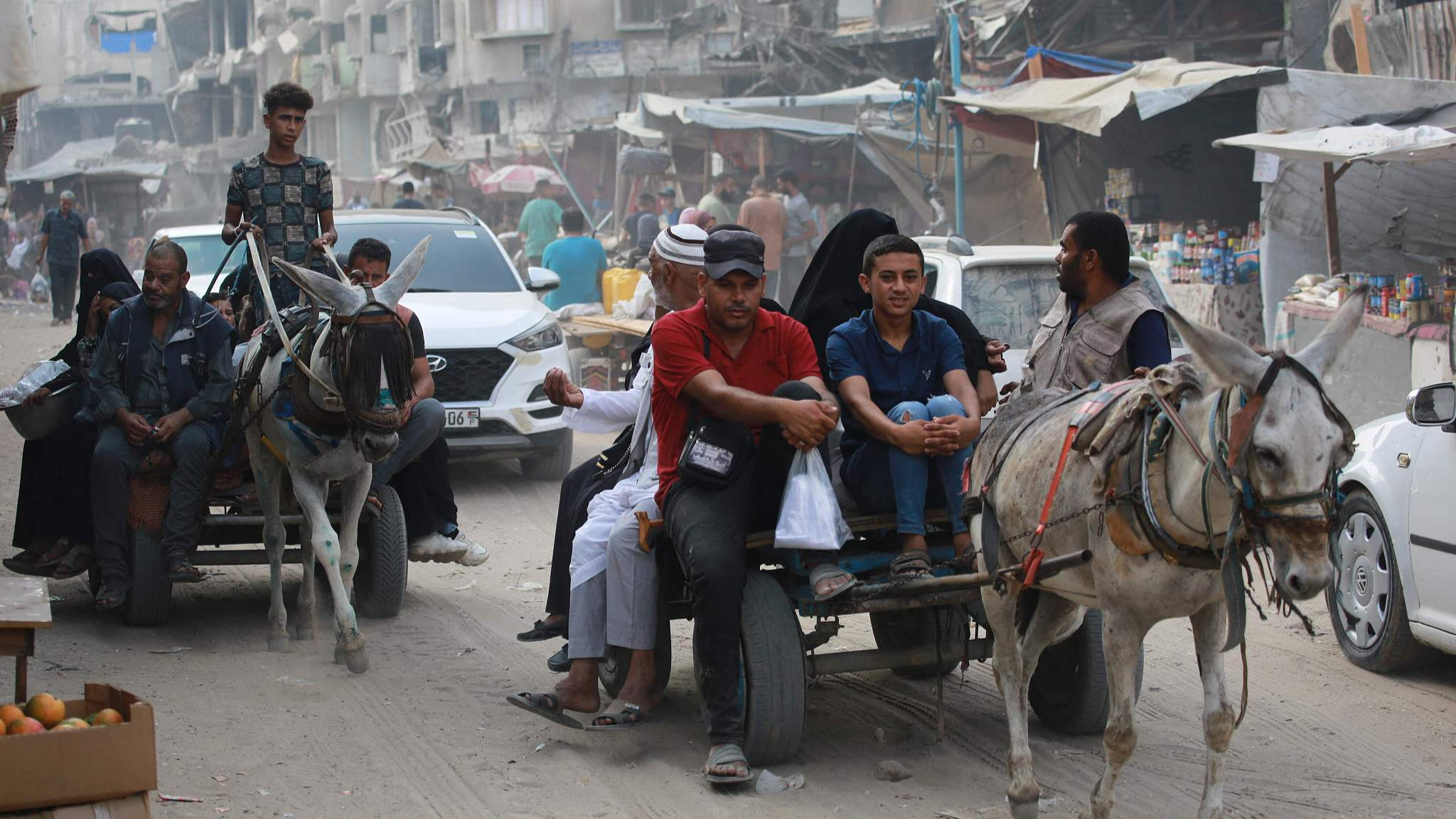 Displaced Palestinians move out of areas in Khan Younis in the southern Gaza Strip after Israeli forces issued new evacuation orders, July 22, 2024. /CFP