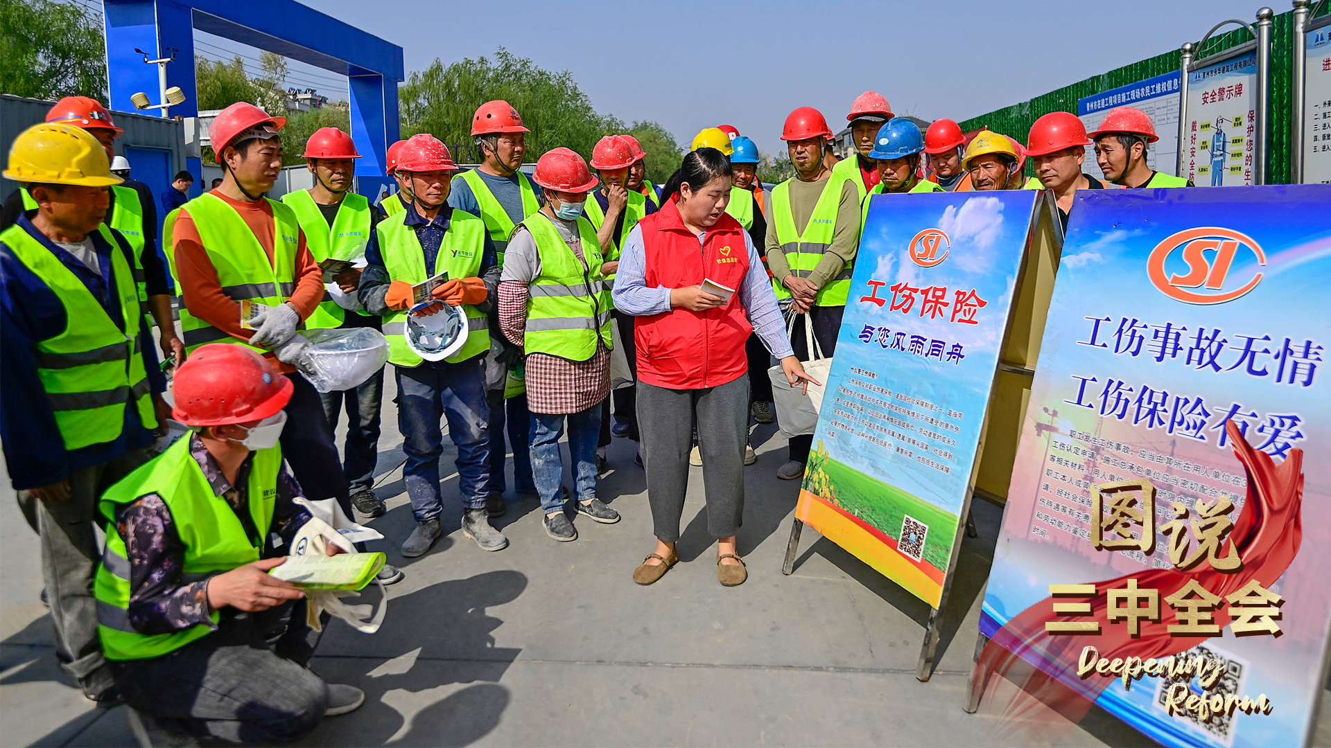 A volunteer explains the policies and regulations of work injury insurance to workers at a construction site in Weifang, east China's Shandong Province, April 8, 2024. /CFP
