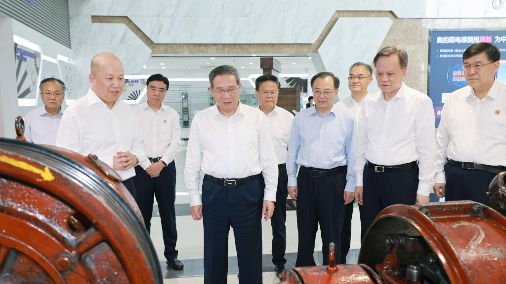 Chinese Premier Li Qiang inspects an elevator manufacturer in the Tianjin Binhai New Area in north China's Tianjin Municipality, July 22, 2024. /Xinhua