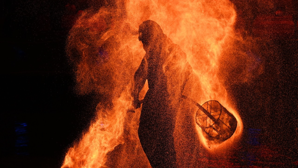 Chongqing's fire pot show burns bright in city's nightlife