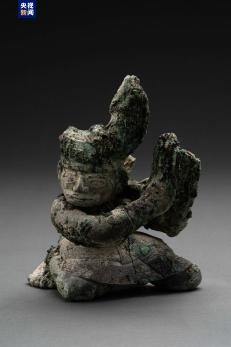 A bronze sculpture of a kneeling figure with a twisted head on display at the Sanxingdui Museum in Guanghan, southwest China's Sichuan Province. /CMG