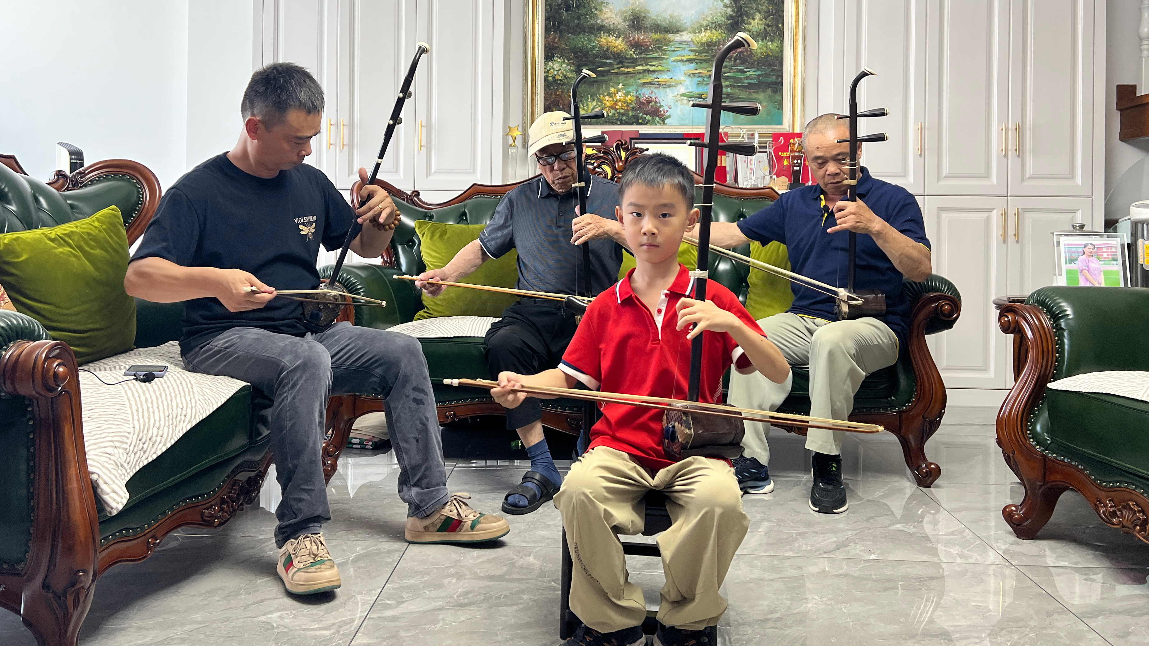Four generations of erhu enthusiasts in one family
