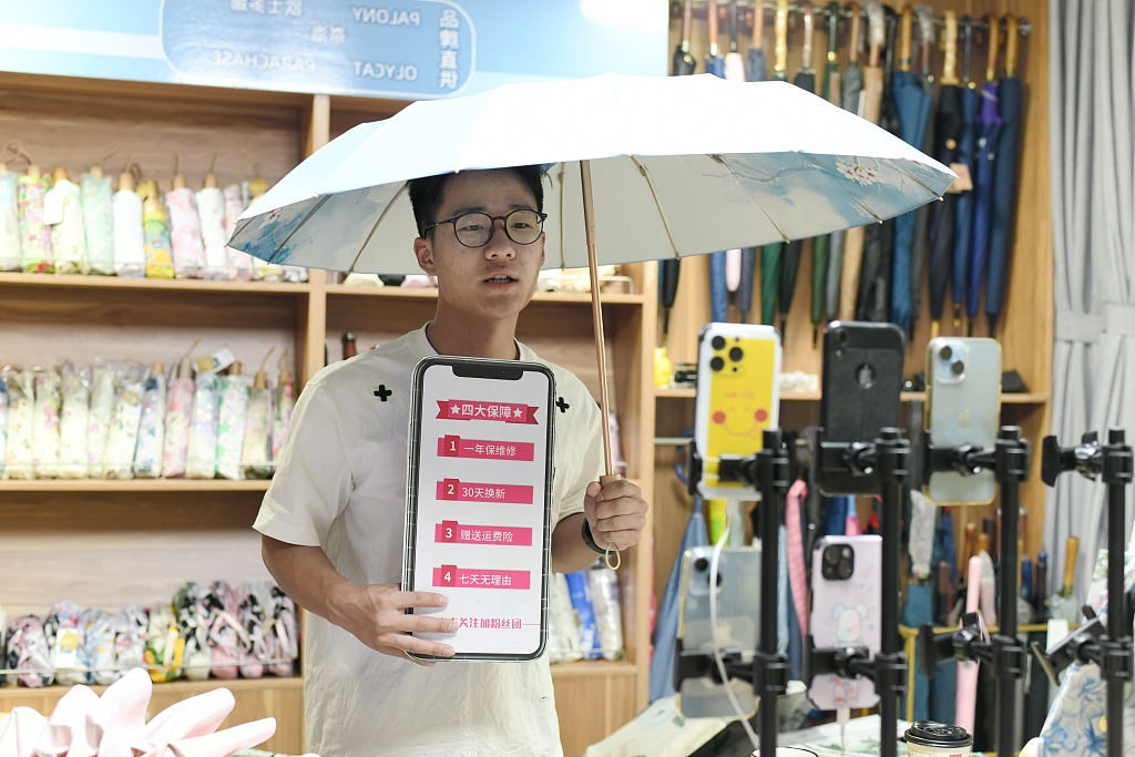 An e-commerce anchor doing a livestream selling goods in Jiangsu Hai'an High-tech Zone, Nantong, Jiangsu Province, China, June 18, 2024. /CFP