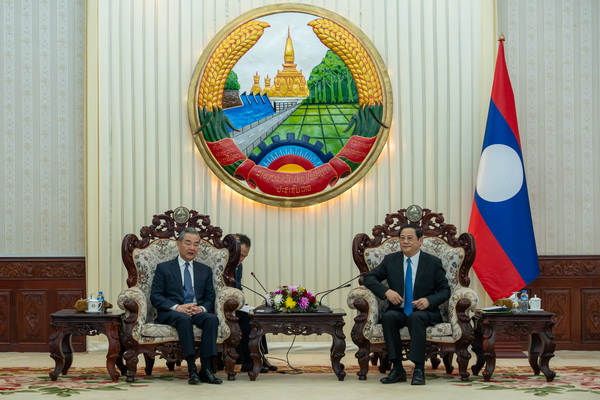 Chinese Foreign Minister Wang Yi (L) holds talks with Lao Prime Minister Sonexay Siphandone in Vientiane, Laos, July 25, 2024. /Chinese Foreign Ministry