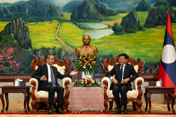 Chinese Foreign Minister Wang Yi (L) holds talks with Thongloun Sisoulith, general secretary of the Lao People's Revolutionary Party Central Committee and Lao president, in Vientiane, Laos, July 25, 2024. /Chinese Foreign Ministry