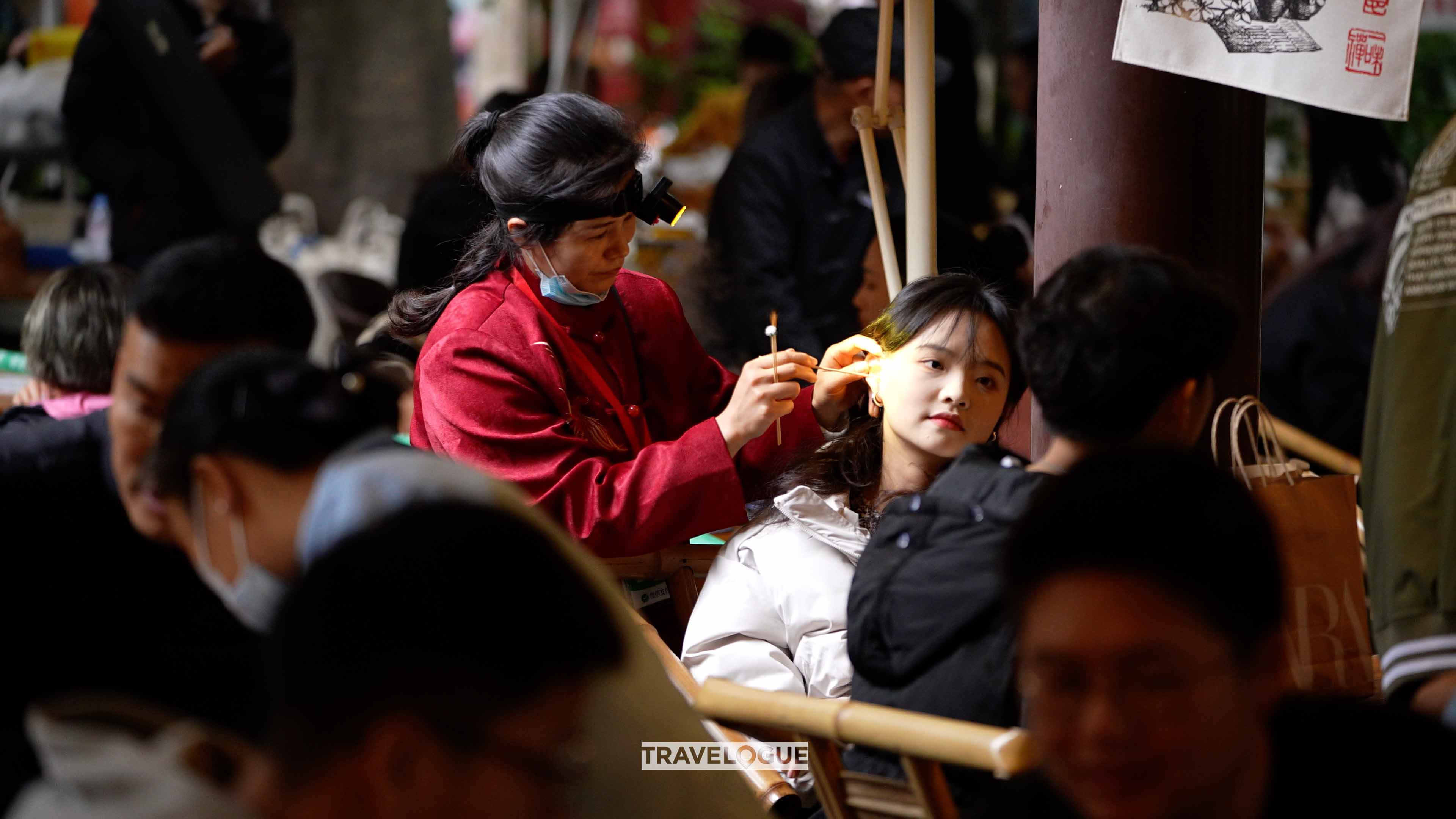 Local residents enjoy their leisure time at the People's Park in Chengdu, Sichuan Province. /CGTN