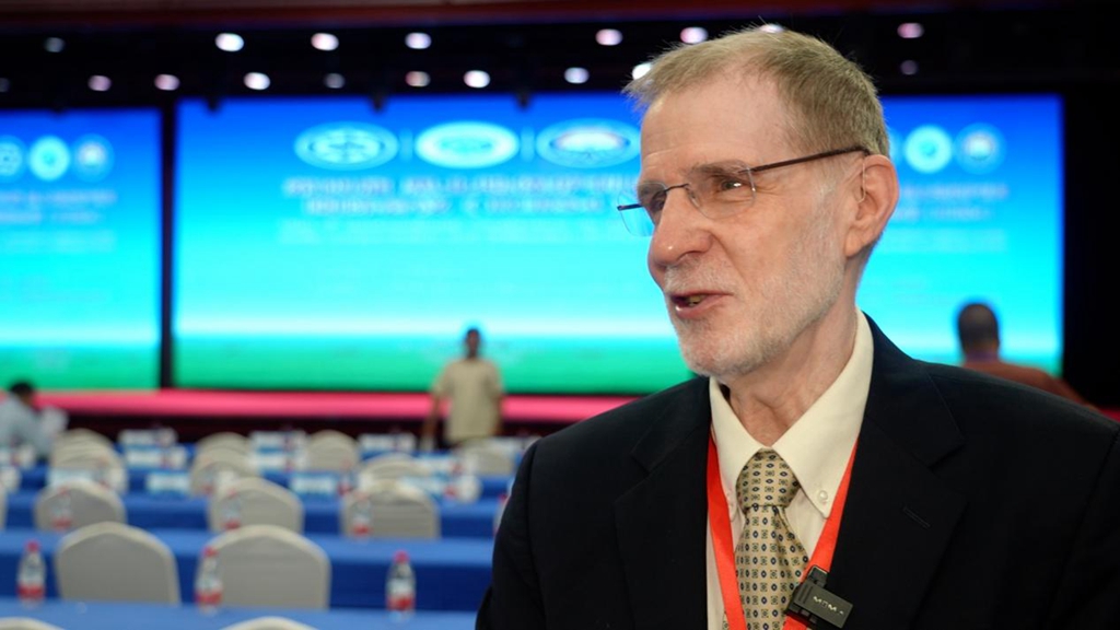 Prof. Michael Thompson, president of 
the Soil Science Society of America, talks with CGTN. /CGTN