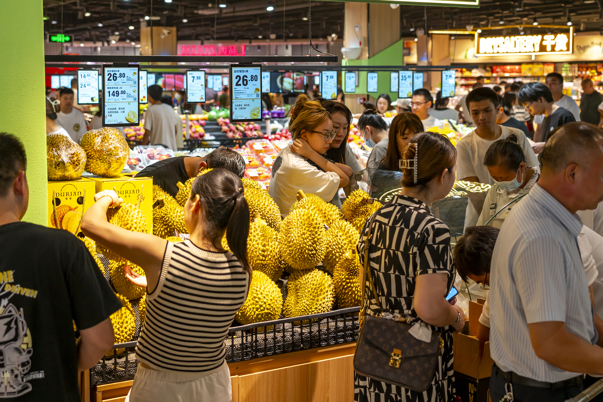 Customers shopping in a supermarket in Wuhan, Hubei Province, July 21, 2024. /CFP