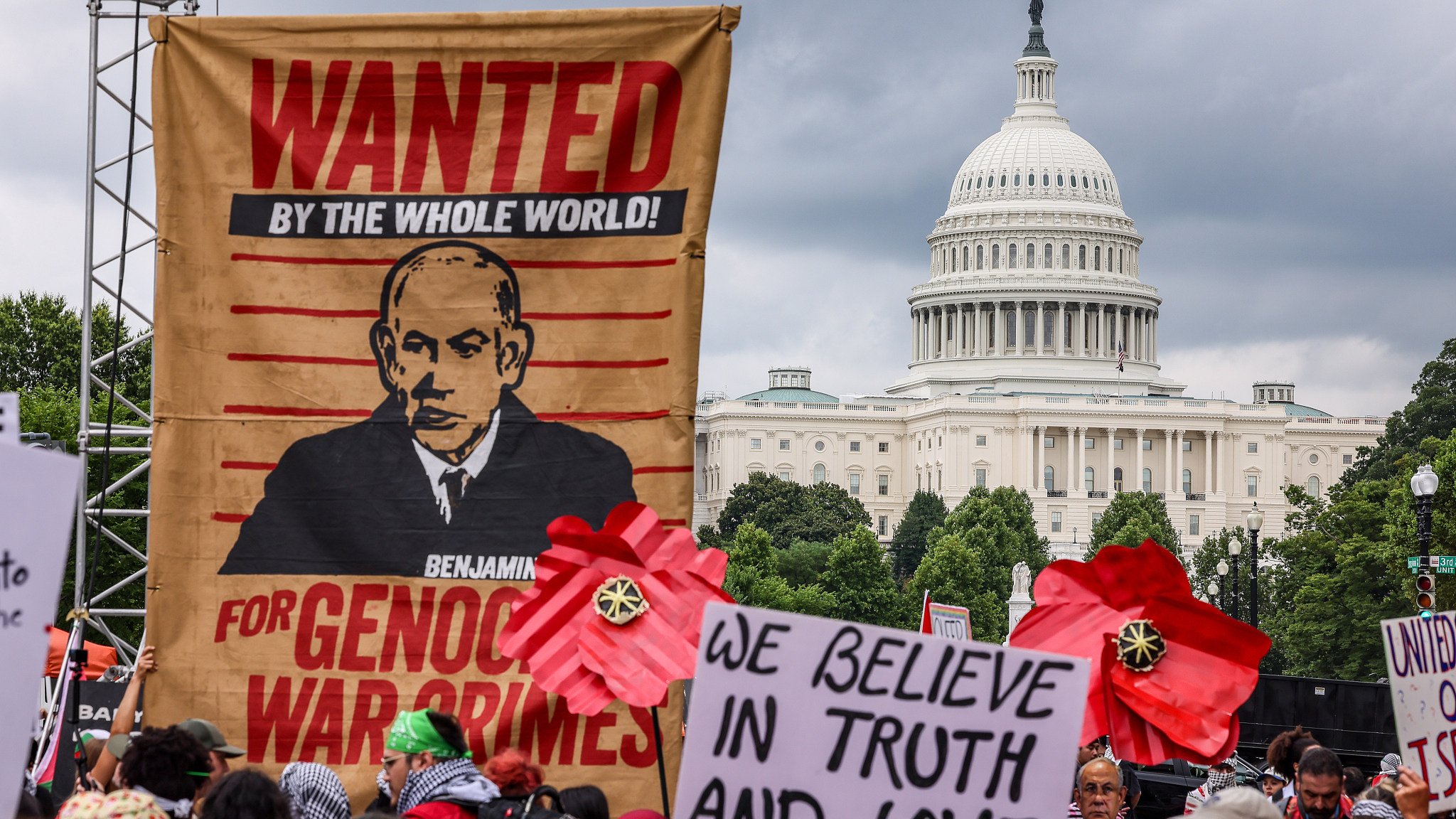 Demonstrators hold up signs during a protest on Pennsylvania Avenue prior to Israeli Prime Minister Benjamin Netanyahu's joint address to Congress, Washington, D.C., U.S., July 24, 2024. /CFP