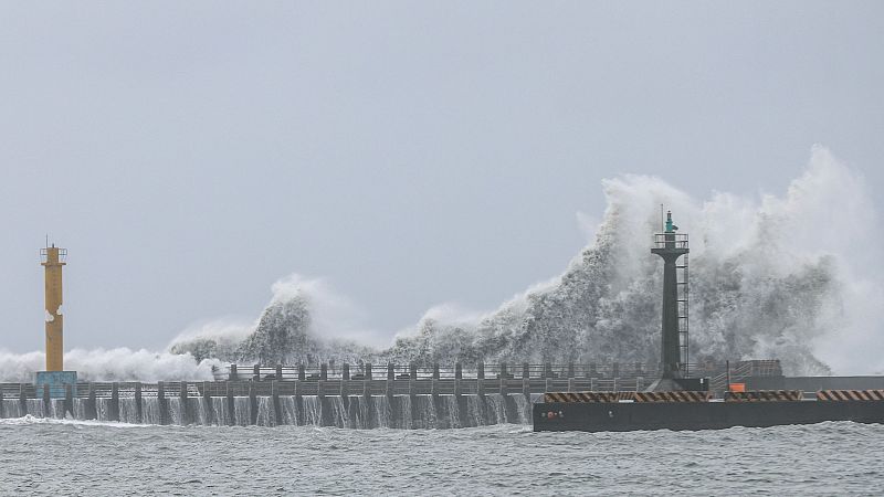 Waves surge along the coastline of Yilan, Taiwan, China, July 24, 2024. /CFP