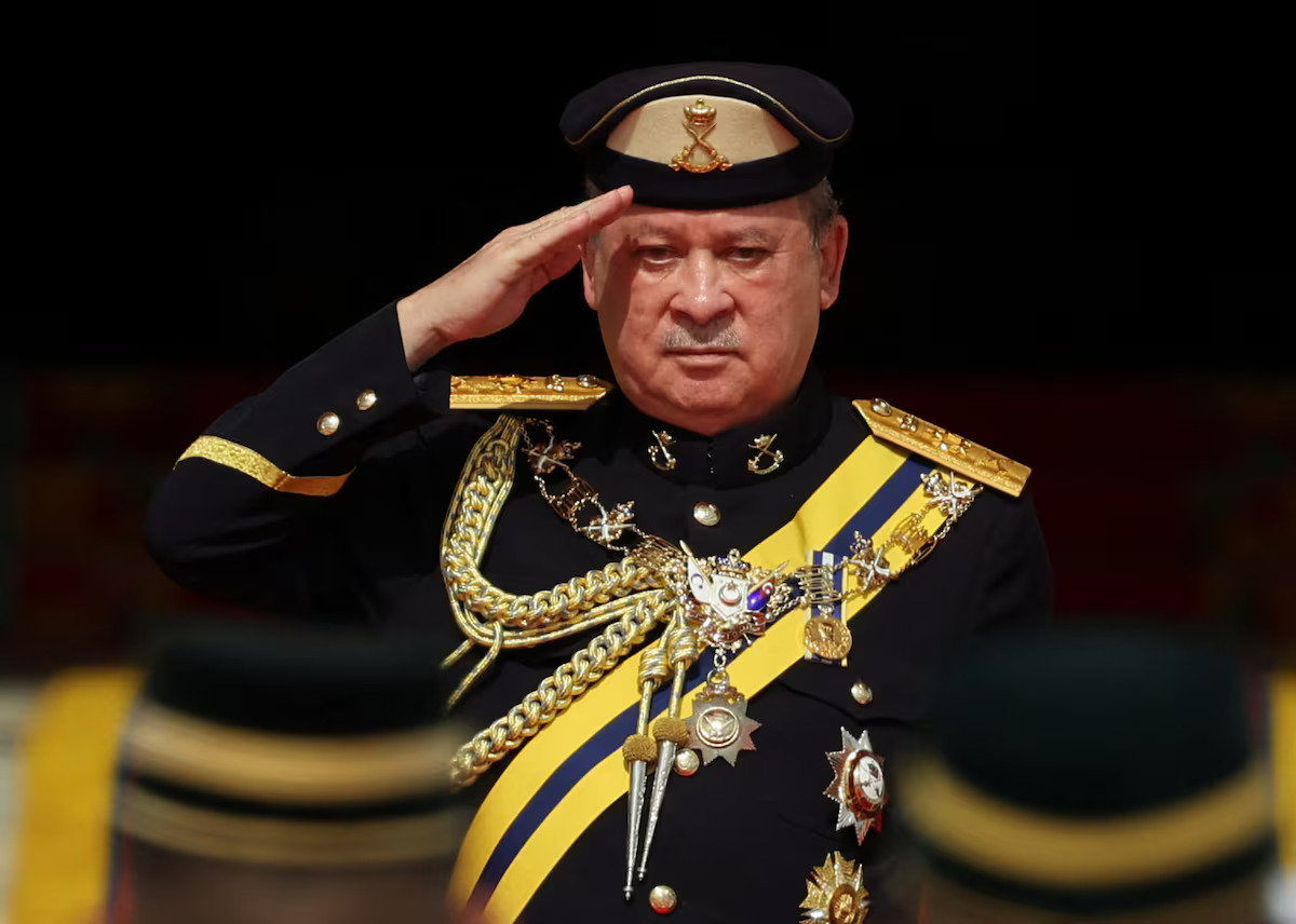 Sultan Ibrahim Iskandar salutes the guard of honor at the National Palace in Kuala Lumpur, Malaysia, January 31, 2024. /Reuters