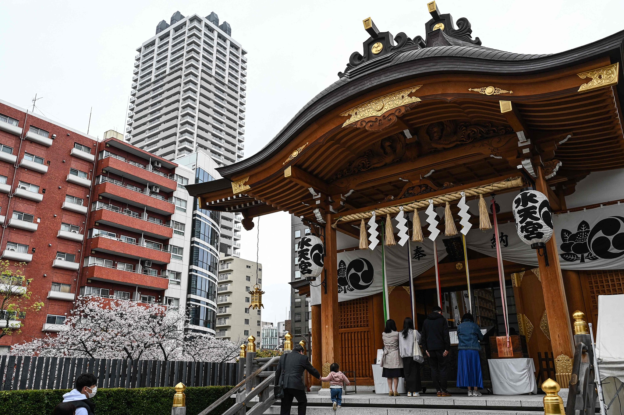People enter the Suitengu Shrine, a popular place to pray for a safe pregnancy and childbirth, in the Ningyocho district of Tokyo, Japan, March 28, 2023. /CFP