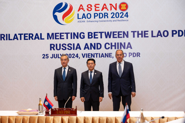 Chinese Foreign Minister Wang Yi (L), Lao Deputy Prime Minister and Foreign Minister Saleumxay Kommasith (C) and Russian Foreign Minister Sergey Lavrov pose for a picture at the first trilateral foreign ministers' meeting, Vientiane, Laos, July 25, 2024. /Chinese Foreign Ministry