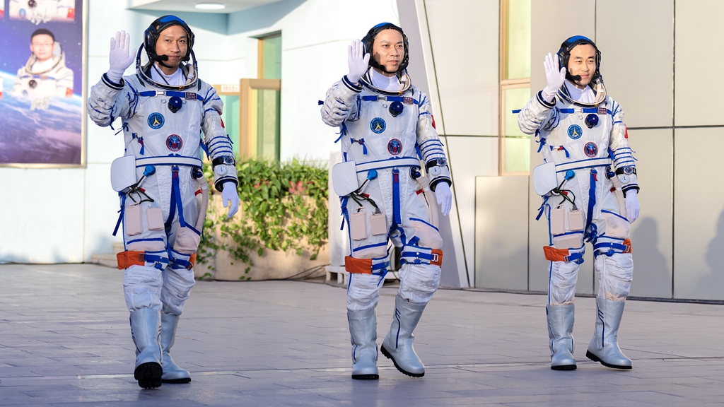 Shenzhou-17 astronauts Tang Hongbo (C), Tang Shengjie (R) and Jiang Xinlin (L) at the send-off ceremony before the launch of their mission, Jiuquan Satellite Launch Center, northwest China, October 26, 2023. /CFP