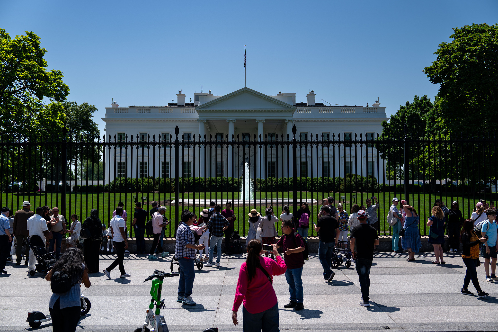 People enjoy the warm weather outside the White House on April 28, 2024 in Washington, DC. /CFP