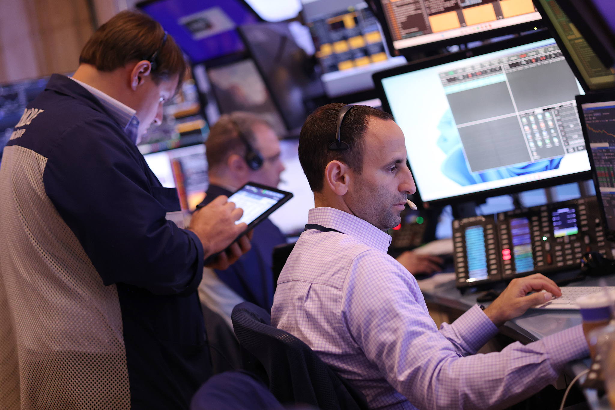 Traders work in the New York Stock Exchange during morning trading on May 24, 2024/ CFP