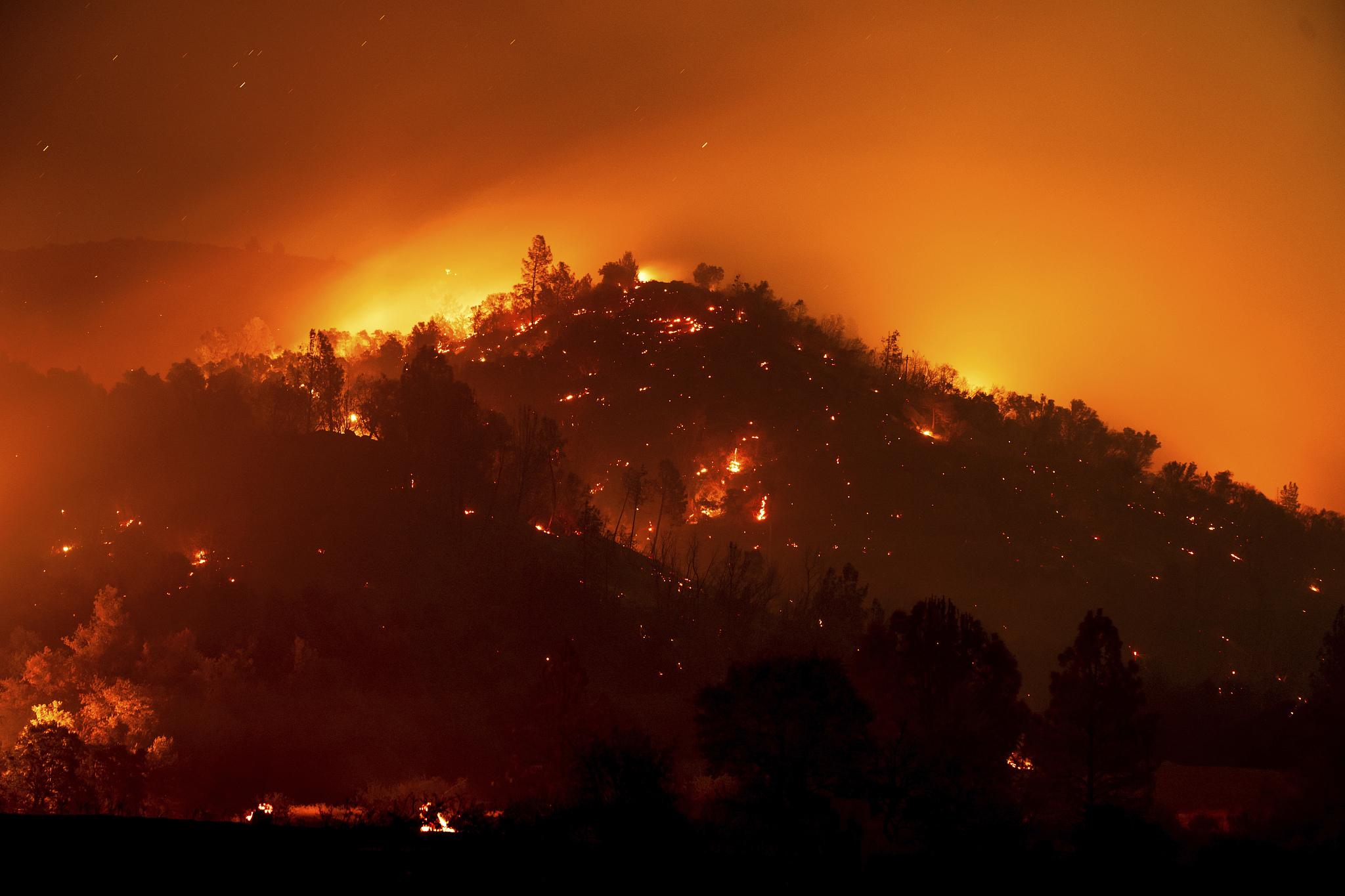 Wildfire burns on a hillside above Mariposa in the U.S. state of California, July 5, 2024. /CFP 