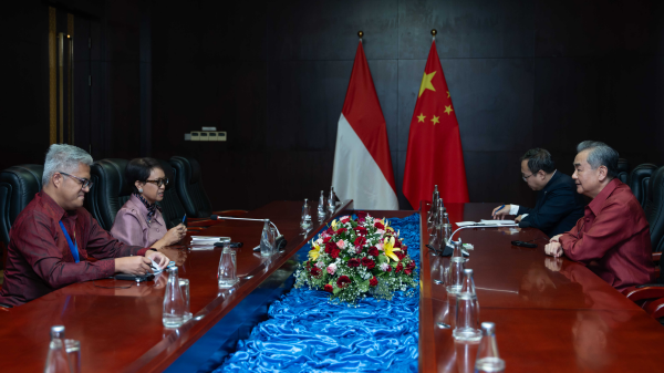 Chinese Foreign Minister Wang Yi (R), also a member of the Political Bureau of the Communist Party of China Central Committee, holds talks with his Indonesian counterpart Retno Marsudi in Vientiane, Laos, July 26, 2024. /Chinese Foreign Ministry