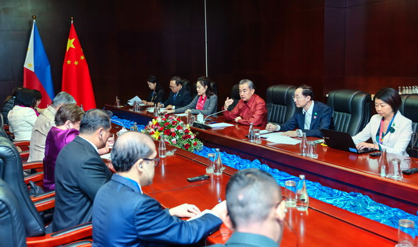 Chinese Foreign Minister Wang Yi addresses bilateral challenges in meeting with his Philippine counterpart Enrique Manalo, Vientiane, capital of Laos, July 26, 2024. /Chinese Foreign Ministry