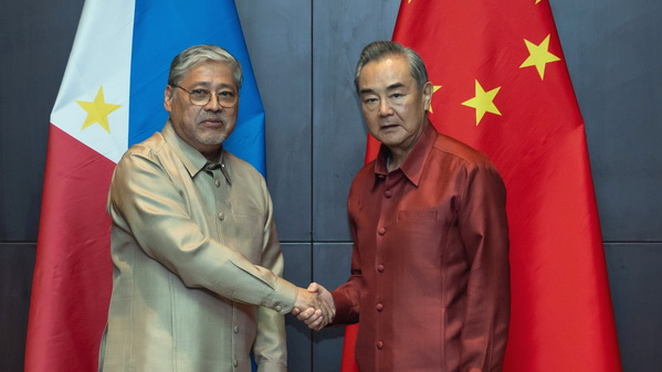 Chinese Foreign Minister Wang Yi (R) meets with his Philippine counterpart Enrique Manalo, Vientiane, capital of Laos, July 26, 2024. /Chinese Foreign Ministry