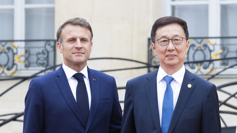 Han Zheng, Chinese vice president and President Xi Jinping's special representative to attend the opening ceremony of the 33rd Olympic Games, poses with French President Emmanuel Macron at the Elysee Palace in Paris, France, July 26, 2024. /Xinhua