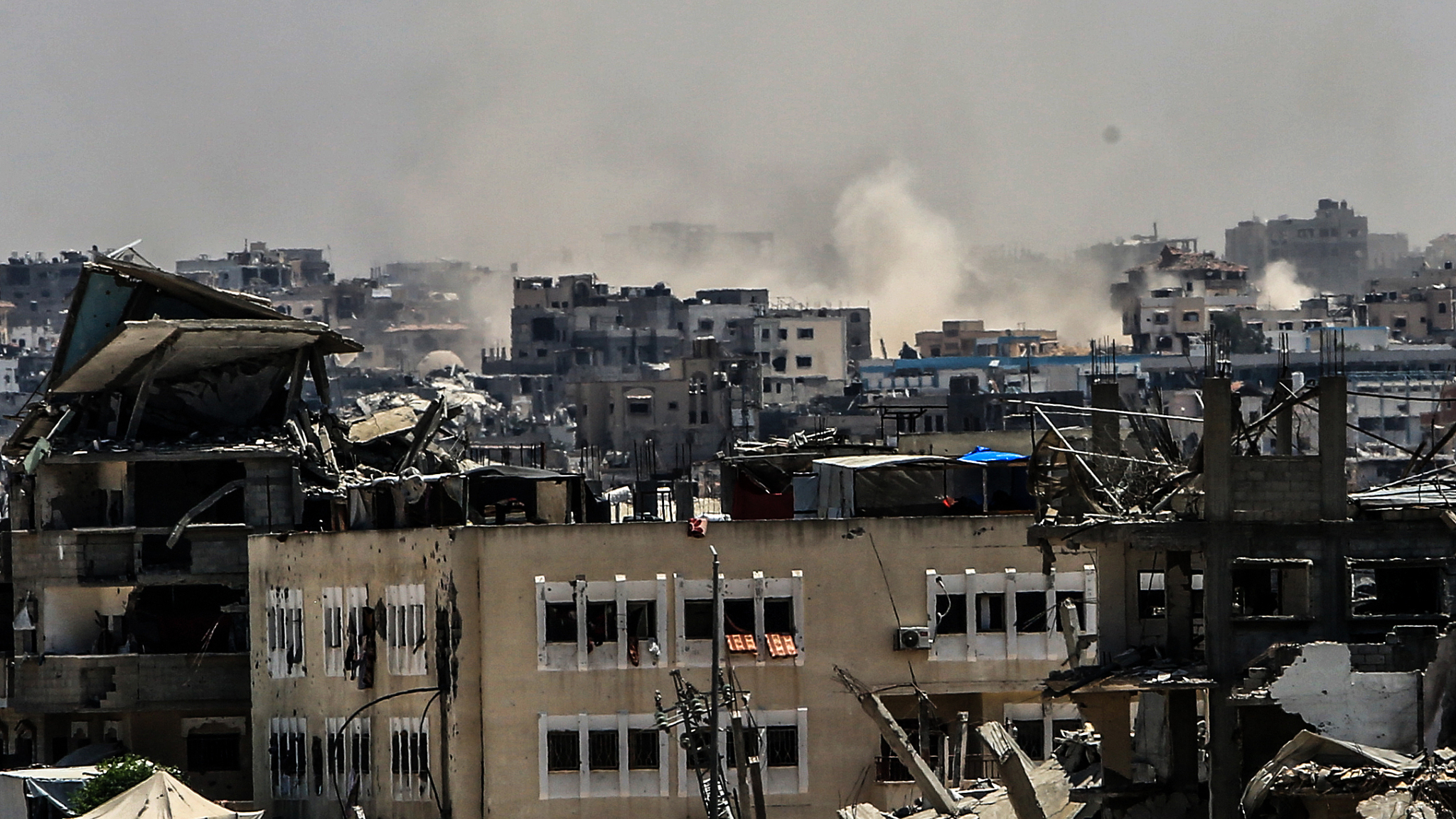Smoke rises among the residential buildings after Israeli attacks in Khan Yunis, Gaza, July 25, 2024. /CFP