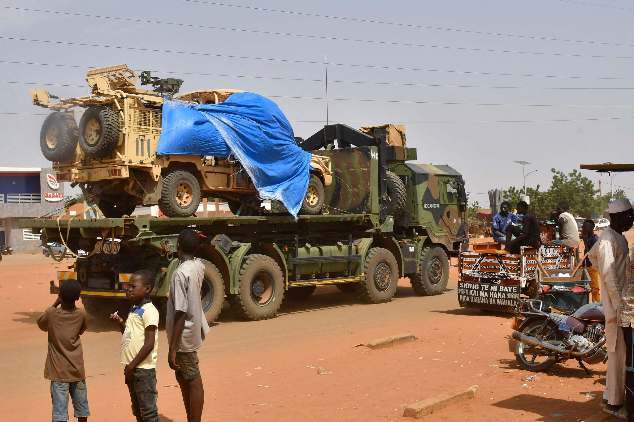 A military truck of the Nigerien security forces, part of an escort to a French military convoy, crosses the Lazaret district in Niamey on October 10, 2023. The last French troops withdrew from Niger on December 22, 2023. /CFP