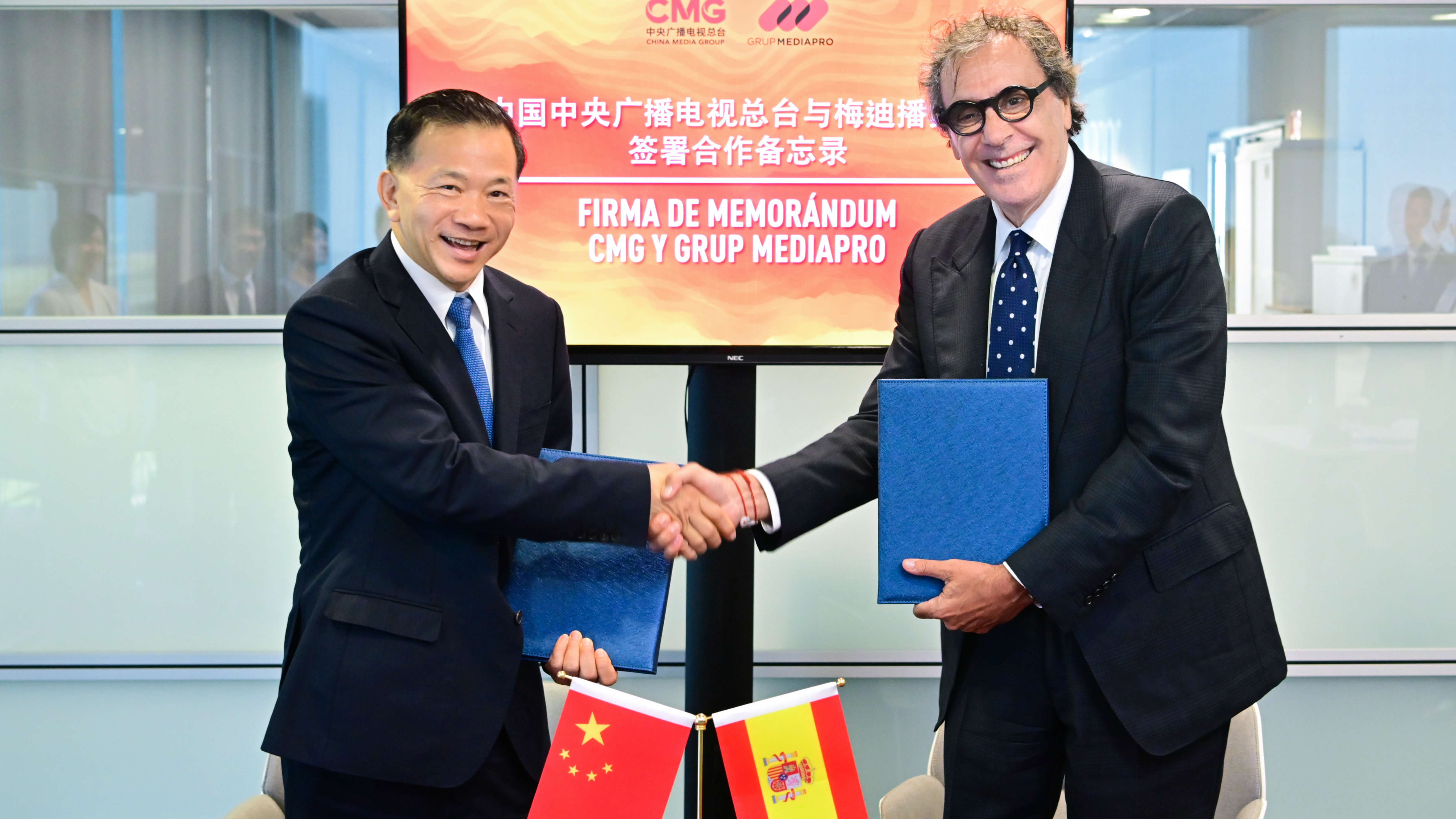 China Media Group President Shen Haixiong (Left) and Grup Mediapro President and CEO Tatxo Benet shake hands during the signing ceremony for a memorandum of cooperation, Barcelona, Spain, July 27, 2024. /CMG