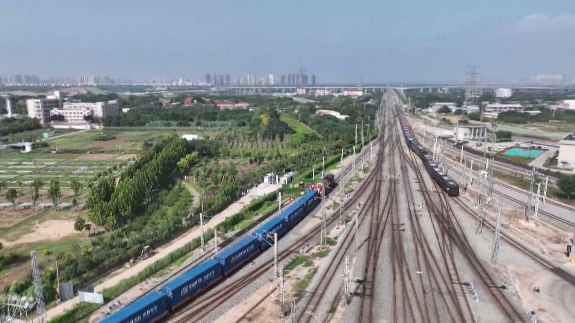 Kereta barang Tiongkok-Eropa berangkat dari Stasiun Pelabuhan Internasional di Xi'an, ibu kota Provinsi Shaanxi di barat laut Tiongkok, pada 25 Mei 2024. /CFP