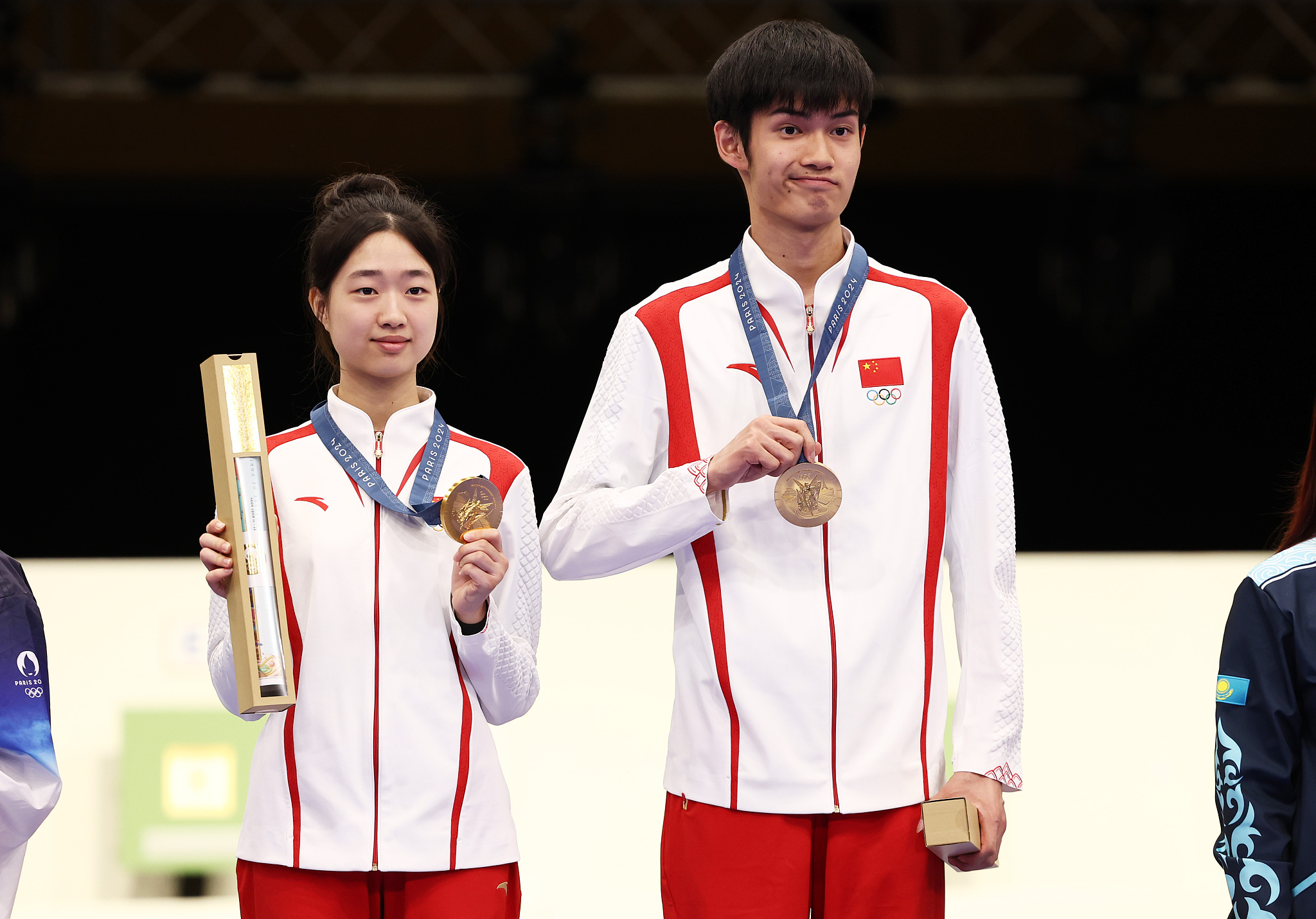 Huang Yuting (L) and Sheng Lihao of China win gold in the 10-meter air rifle mixed team shooting final at the 2024 Summer Olympics in Paris, July 27, 2024. /CFP