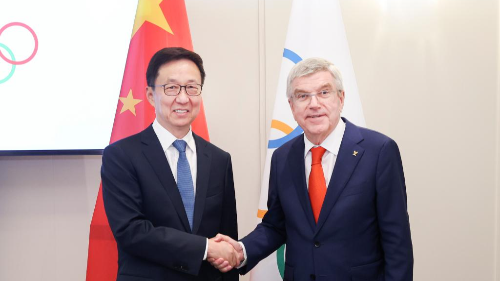 Wakil Presiden Tiongkok Han Zheng (kiri), yang juga merupakan perwakilan khusus Presiden Tiongkok Xi Jinping, bertemu dengan Presiden Komite Olimpiade Internasional (IOC) Thomas Bach di Paris, Prancis, 27 Juli 2024. /Xinhua