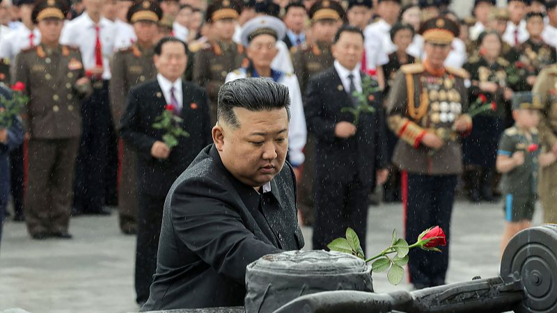 This picture taken on July 26, 2024 and released by the Democratic People's Republic of Korea (DPRK) official Korean Central News Agency via KNS on July 27, 2024 shows DPRK leader Kim Jong Un (C) laying flowers at the grave of a soldier to mark the 71st anniversary of the country's victory in the Fatherland Liberation War in Pyongyang, DPRK. /CFP