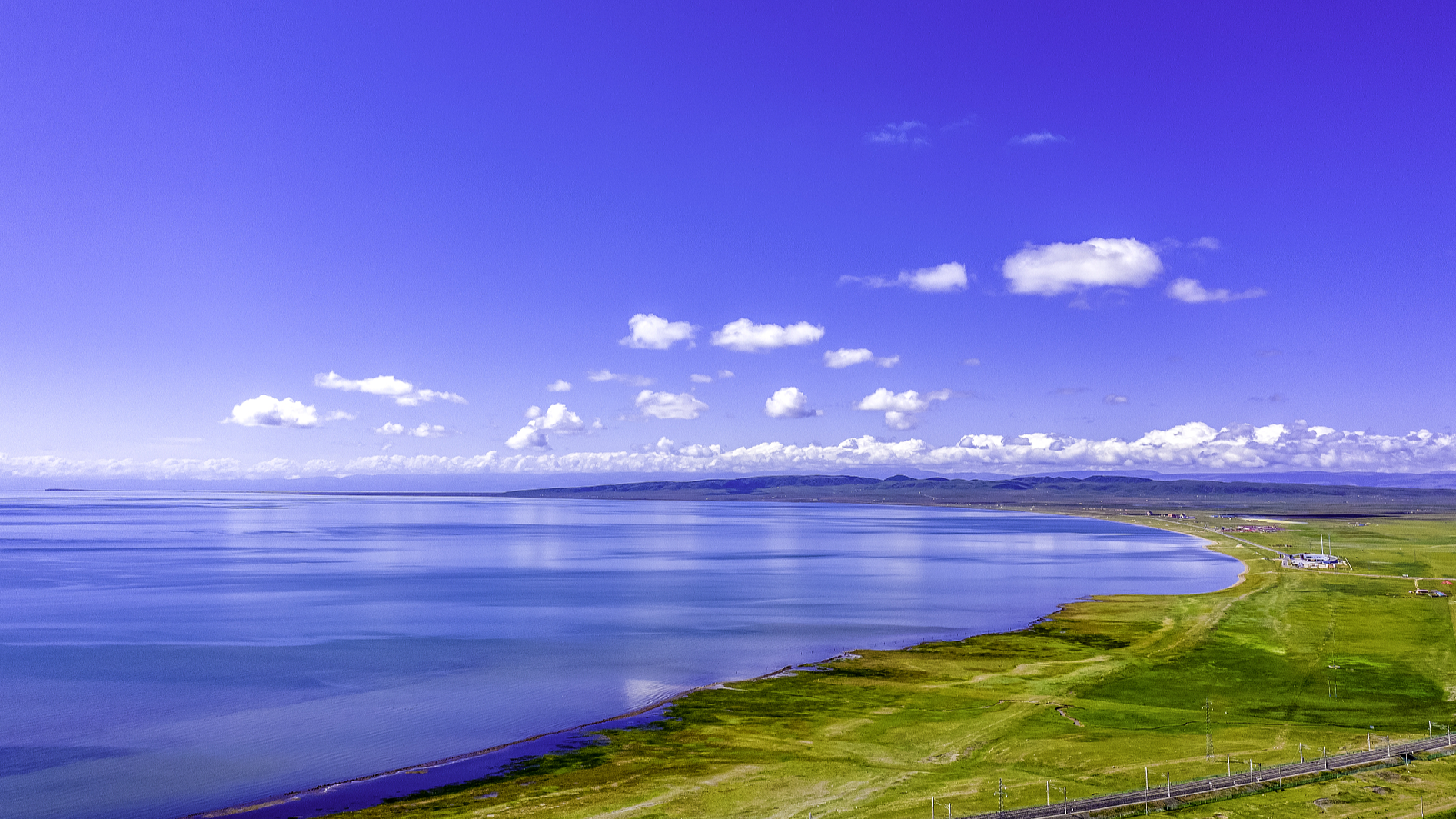 Qinghai Lake is China's largest inland saltwater lake. /CFP