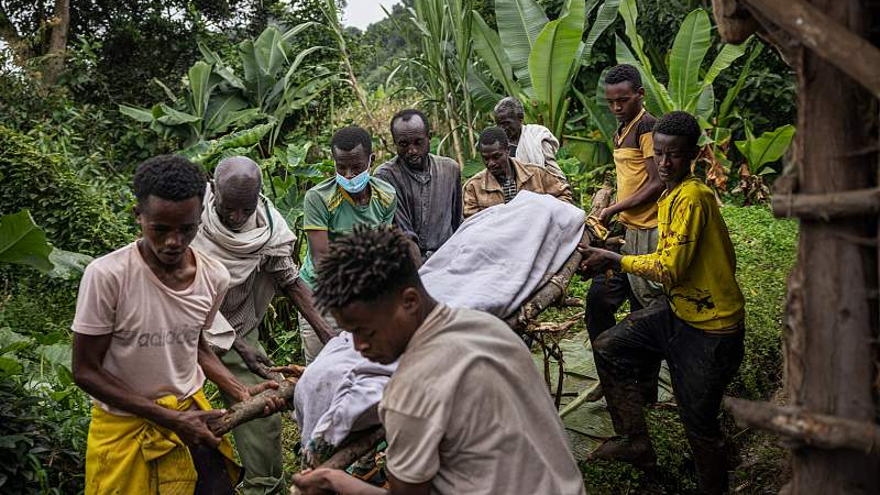 Relatives move the body of Beynech Belay, a deceased family member, at their house close to the scene of a landslide in Kencho Shacha Gozdi, Ethiopia, July 26, 2024. /CFP