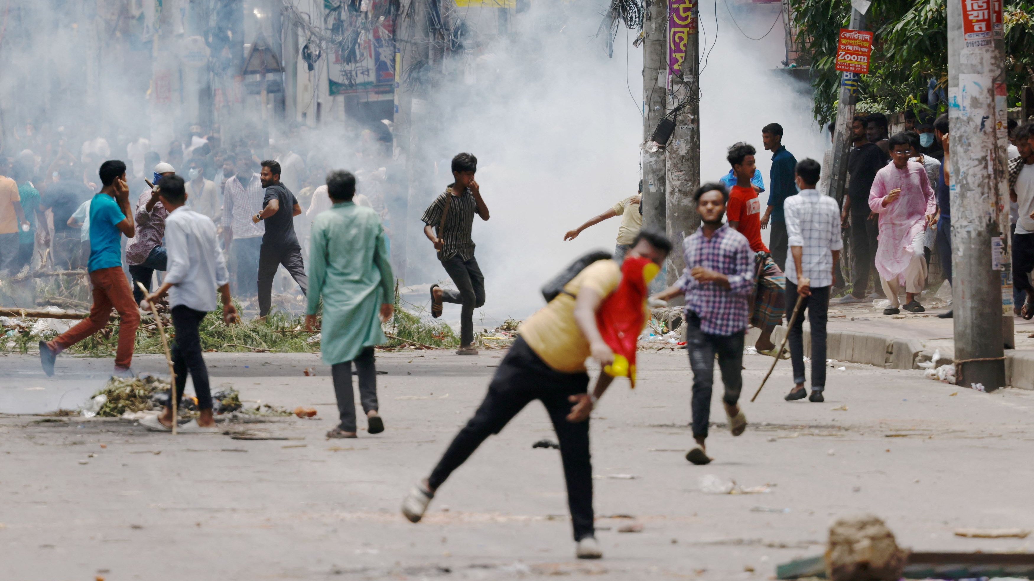 Protesters clash with Border Guard Bangladesh and the police outside the state-owned Bangladesh Television as violence erupts across the country after anti-quota protests by students, in Dhaka, Bangladesh, July 19, 2024. /Reuters 